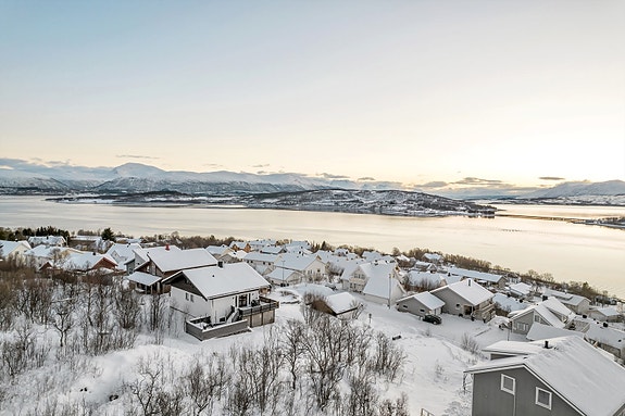 Velkommen til vakre Eidkjosvegen 41, den siste boligtomten i feltet!