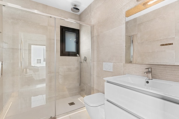 Leiligheten har totalt 4 bad med flotte kvaliteter