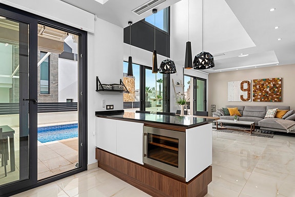 Det følger med et vinskap på kjøkkenet