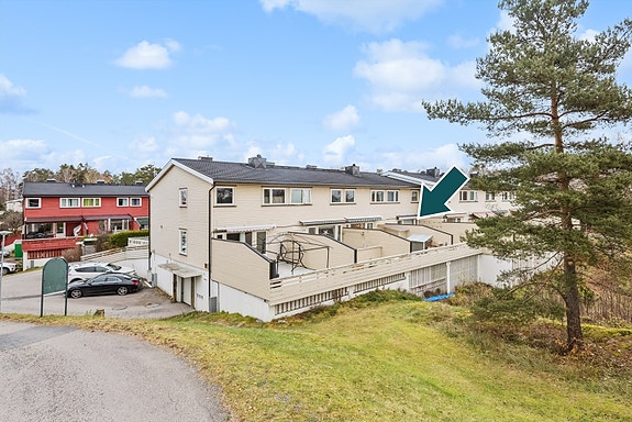 Velkommen til Trollveien 16F, et praktisk og arealsmart 5-roms rekkehus o/2 plan! Sommerdager nytes på en stor veranda på ca. 29 kvm som ligger skjermet til.