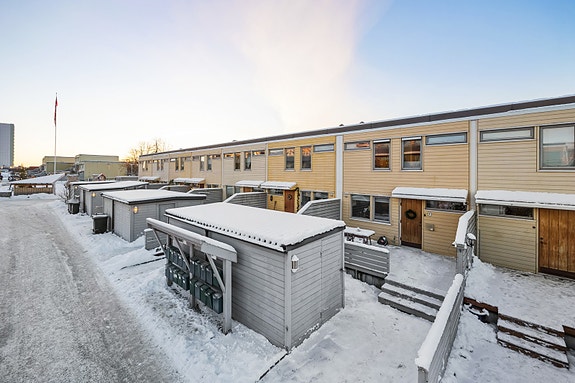 Proaktiv Eiendomsmegling ved Steinar Skaanes ønsker deg velkommen til et meget attraktivt 4-roms rekkehus over 2 plan.