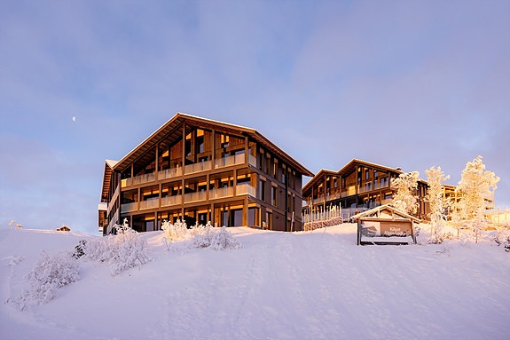 Velkommen til Kikut Alpin Lodge! Innflytningsklare leiligheter med helt rå beliggenhet ved skibakken. Se kikutalpinlodge.no. Foto: Paul Lockhart.