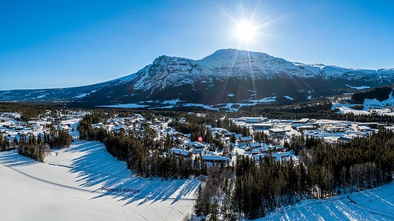 Eiendommens beliggenhet på barnevennlige Svøo midt blant Hemsedals mektige fjell.