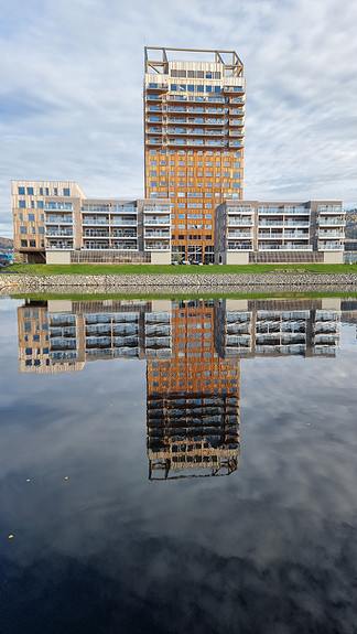 Fleretasjes leilighetsbygg i tre bygd i moduler - rett ved Mjøstårnet. Foto May-Sylvi Skinnerlien