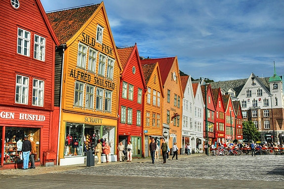Kontoret vårt ligger i den gamle trehusbebyggelsen på Bryggen, i Bredsgården.