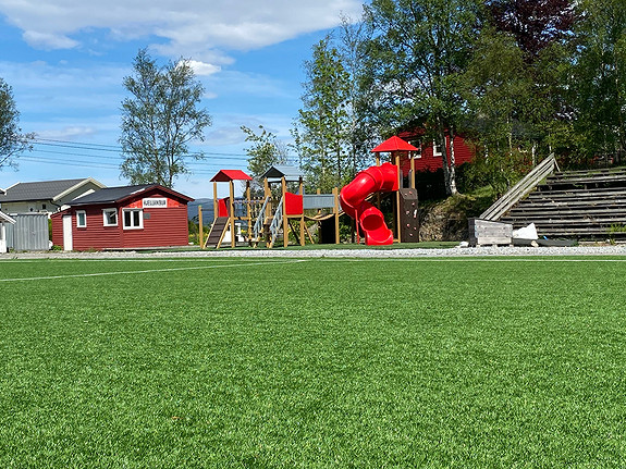 Leikeplassen ligg ved den flotte fotballbana.