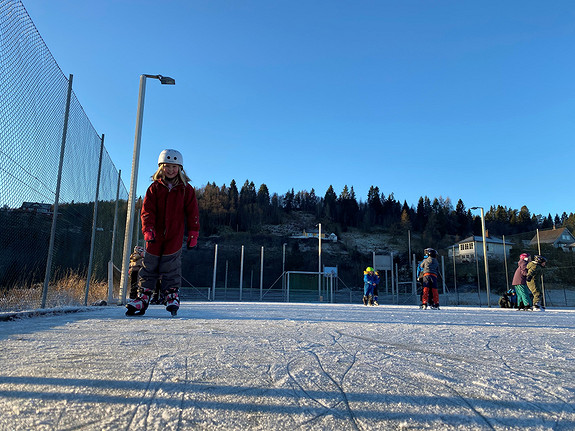 Om vinteren vert tennisbana vårt gjort om til isbane. Dette er noko elevane set stor pris på i friminutta.