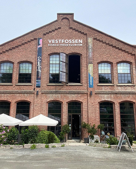 Noe av det som gjør Vestfossen Kunstlaboratorium til et unikt visningssted for kunst, er den vakre bygningen som huser kunstsenteret.