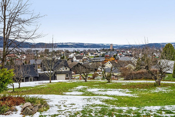 Tomten ligger i vestlig hellende terreng og byr på god solgang.