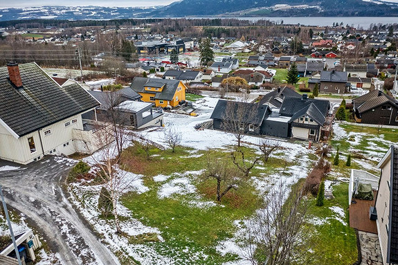 Tomten ligger i et veletablert boligområde som i hovedsak består av eneboliger.