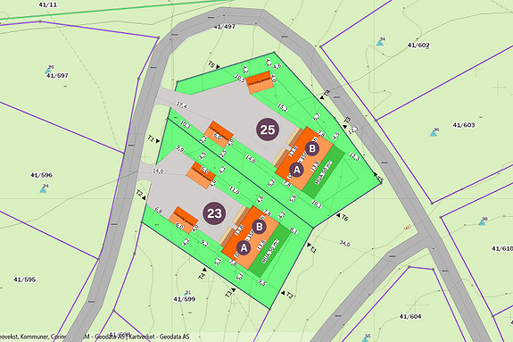 Situasjonsplan av boligene på tomten, mulighet for fremtidig garasje er tegnet inn.