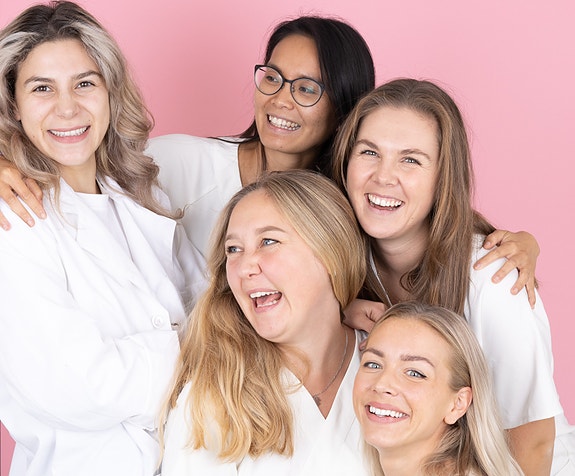 Vi kan tilby et godt og utviklende miljø, og vi har sterkt fokus på trivsel og det sosiale.