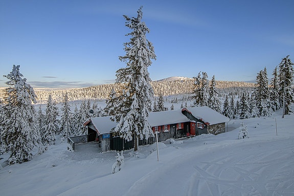 Velkommen til Rømåsen 345! Hytta, som er opprinnelig oppført i 1980 og senere påbygd på 90-tallet, bærer preg av godt vedlikehold.
