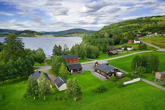Velkommen til Haverneset 16, velholdt enebolig med nydelig beliggenhet ved Selbusjøens bredder.