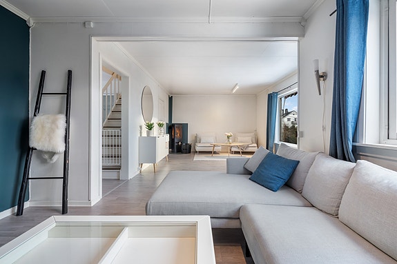 Velkommen til Kilhusveien 162 A! Stuen er med fine lune farger og moderne gulv