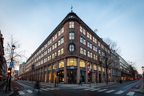 Flott fasade i hjørnet Kongens gate / Rådhusgata