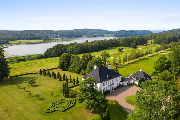 Ærverdige Semb Hovedgård, presentert av Håvard Nilsen og Trym Valved