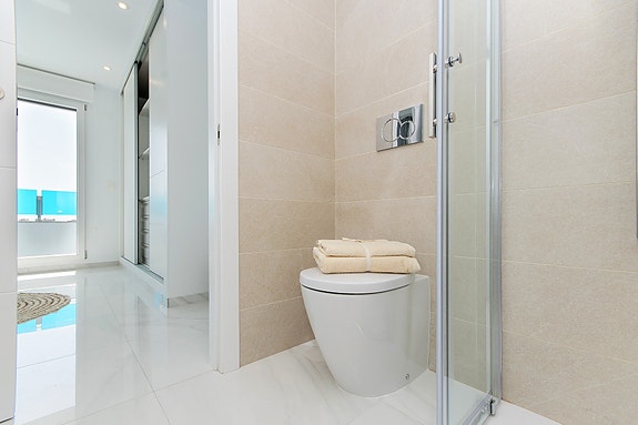 Soverom 1 med eget bad og terrasse