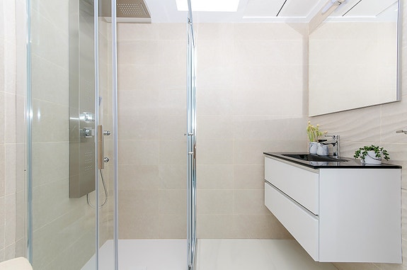 Soverom 1 med eget bad og terrasse