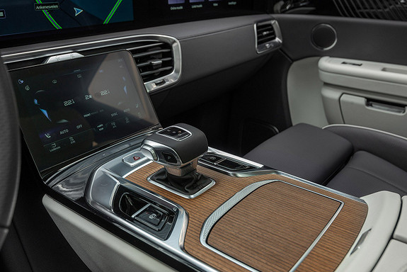 2022 Hongqi E-HS9 Exclusive