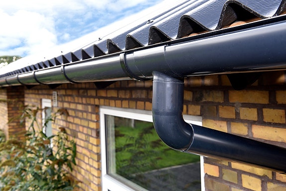 Plastmo produserer og selger takrenner i ulike kvaliteter og farger.