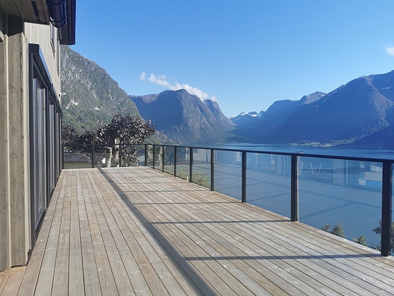 Plastmo selger glassrekkverk med og uten stolper.