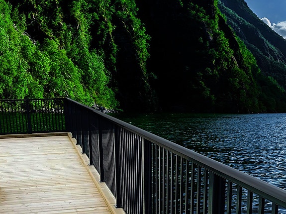 Plasto leverer både spile- og panelrekkverk.