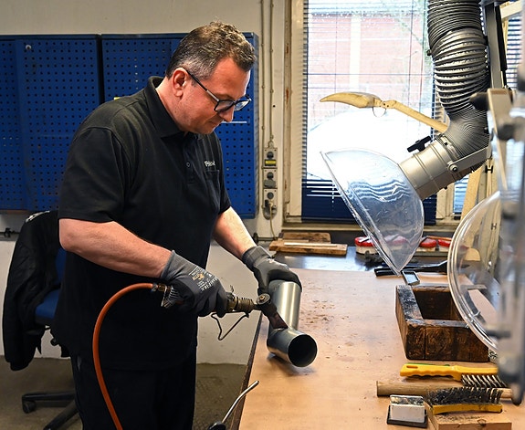 Våre takrenner produseres av dyktige medarbeidere på Plastmo-fabrikken i Danmark.