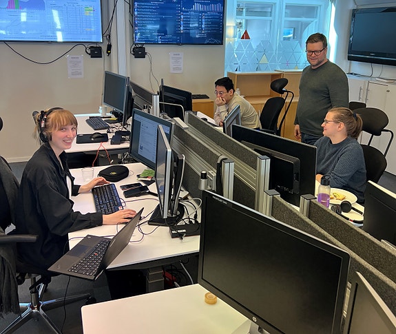 Ein dag på desken i Firda. Frontsjefen har med tre praktikantar, og saman set dei fart på lesinga på firda.no