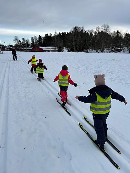 Skiløyper rett utenfor barnehagen