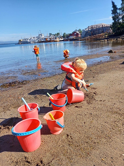 Sommerkos på stranden. Mange heldagsturer dit