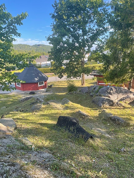 Grillhytta vår på barnehagens uteområde