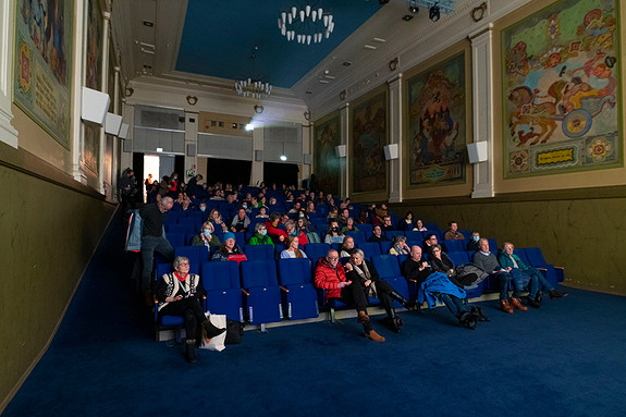 Verdensteatret er et fredet bygg med mye historie. Veggmaleriene i kinosalen er over hundre år gamle og er malt av Sverre Mack. Foto: Mats Gangvik