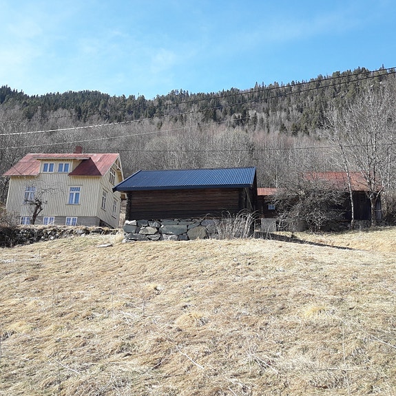 Husa sett nedanfrå