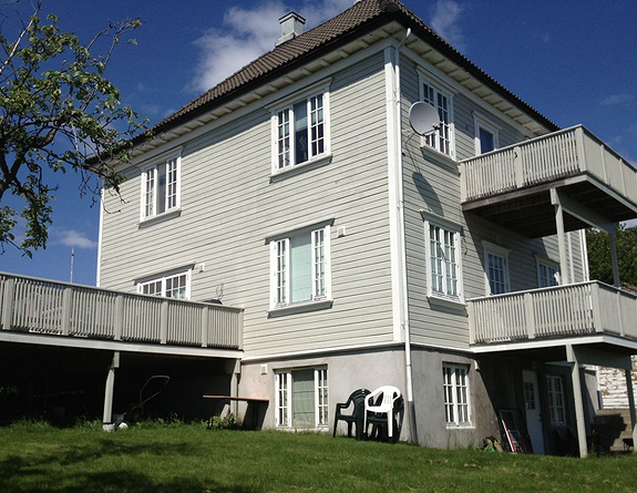 Liten, praktisk og høyst funksjonell leilighet med god planløsning og trygg beliggenhet i rolig boligområde. P-plass
