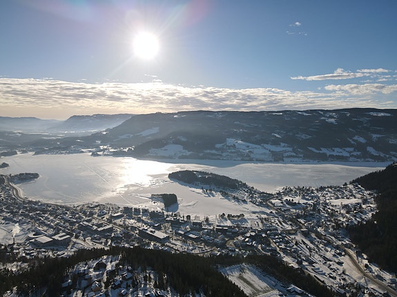 Bra solgang på hele feltet - dronebilde (vinter)