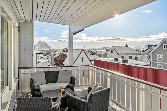 Her har du fin utsikt utover fjorden. Stor terrasse med gode solforhold.