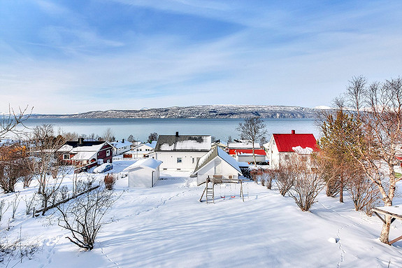 Her er gode solforhold og pen utsikt over Ofotfjorden og Vegglandet.