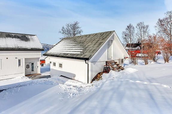 Garasje med innredet loft.