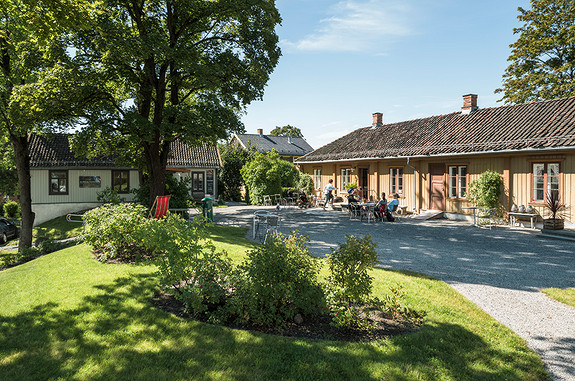 Kontorene ligger over veien for historiske Schlägergården