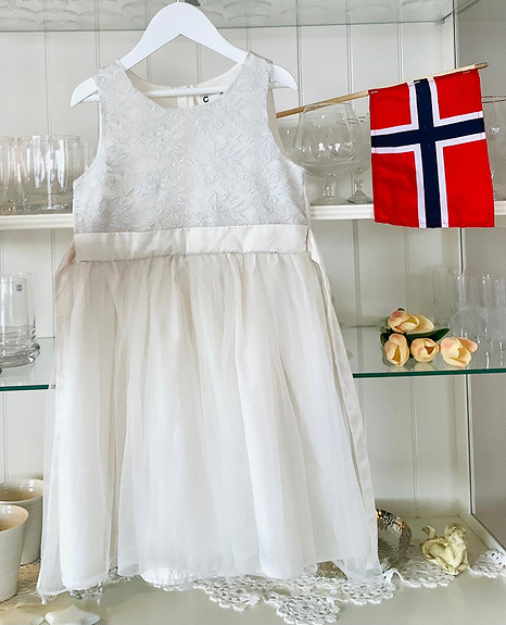 At forurene Slette dukke Nydelig brudepikekjole eller fest kjole i str 122🌟☀️ | FINN torget