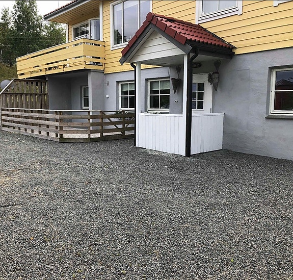 Inngangsparti. Uteområdet er også under oppussing og terrassen holder på å fornyes