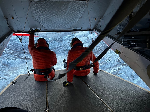 Filming ut fra halen i transportfly.