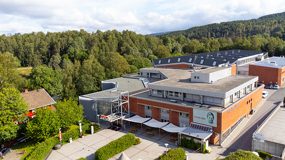 Teknisk museum ligger vakkert til langs Akerselva. Dronefoto: Thomas Fjærtoft