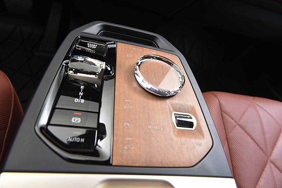 BMW iX 20 of 30