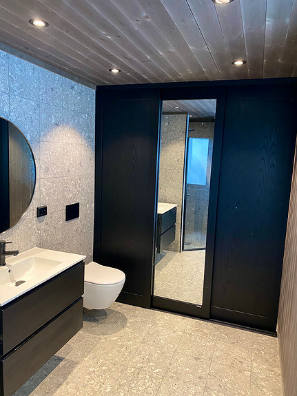 Deler av badet deles med skyvedørs-vegg  foran  Vaskemaskin Tørketrommel og VVB. og mulighet for  en liten arbeidsbenk