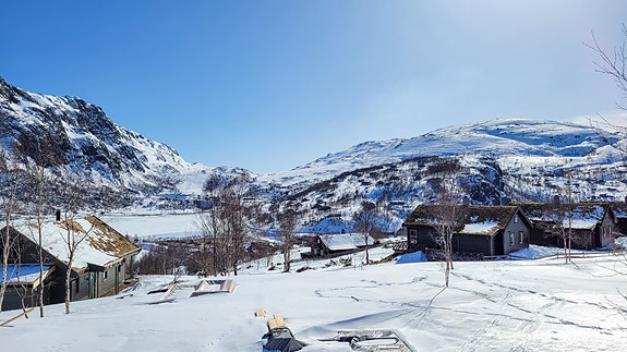 Flott utsikt fra tomten til Stavtjørn Alpin og fjellpartiene rundt.