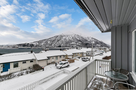 2. Etasje har flott utsikt over Fagernesfjellet, Narvik by samt Herjangsfjorden.