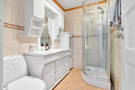 Bad har keramiske fliser med termostatregulerte varmekabler.