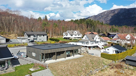 Nydelig vedlikeholdsfri bolig med både sjø og fjellutsikt